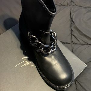 “Authentic” GIUSEPPE ZANOTTI
Leather Chain-Link Accents Moto Boots